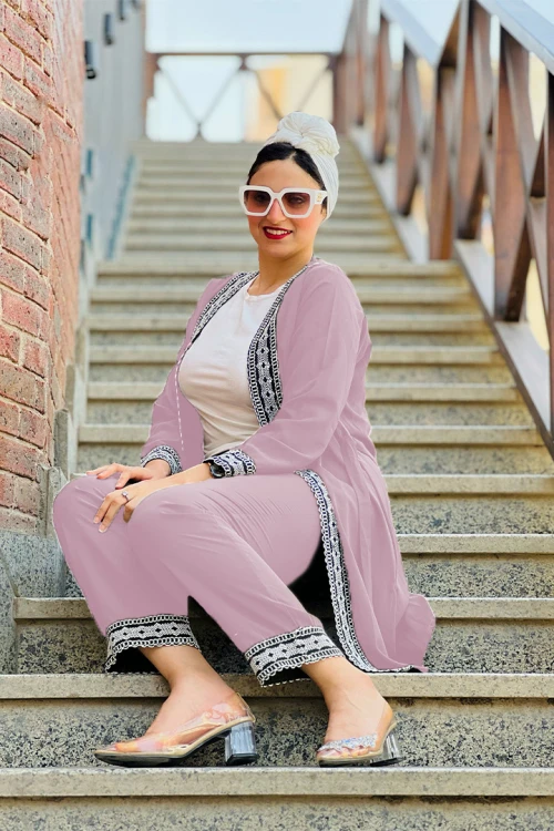 طقم نسائي قطعتين اطراف مزخرفة