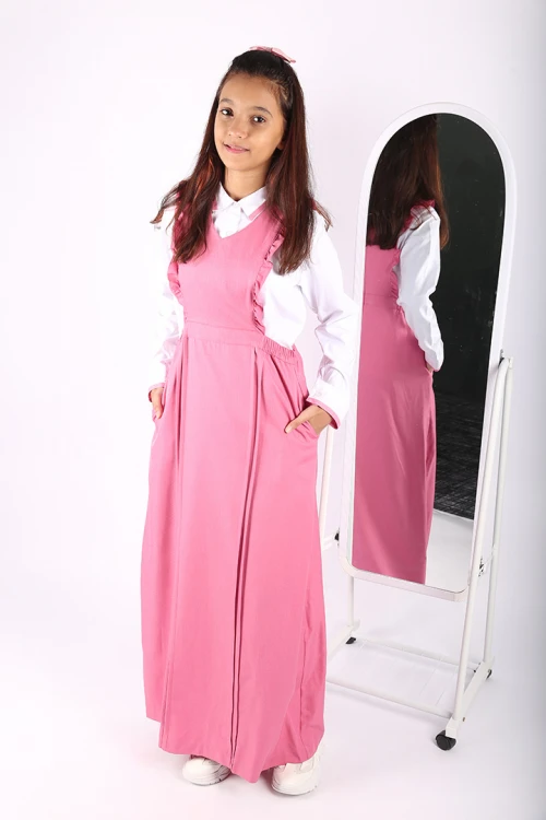 مريول فقط قصة مثلثة وفتحات من الجوانب