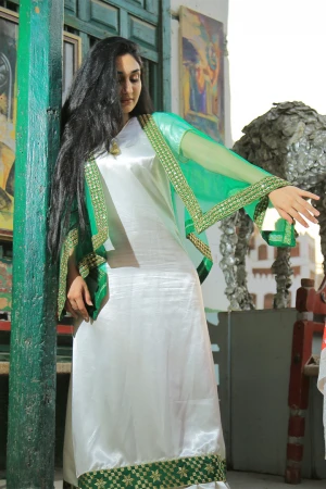 فستان أبيض متصل بشال أخضر أطراف مزخرفة