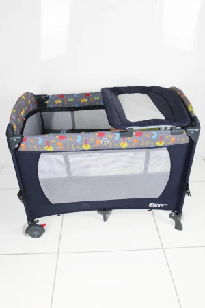 سرير مواليد كحلي مع قاعدة تغيير ملابس وعجلات متحركة