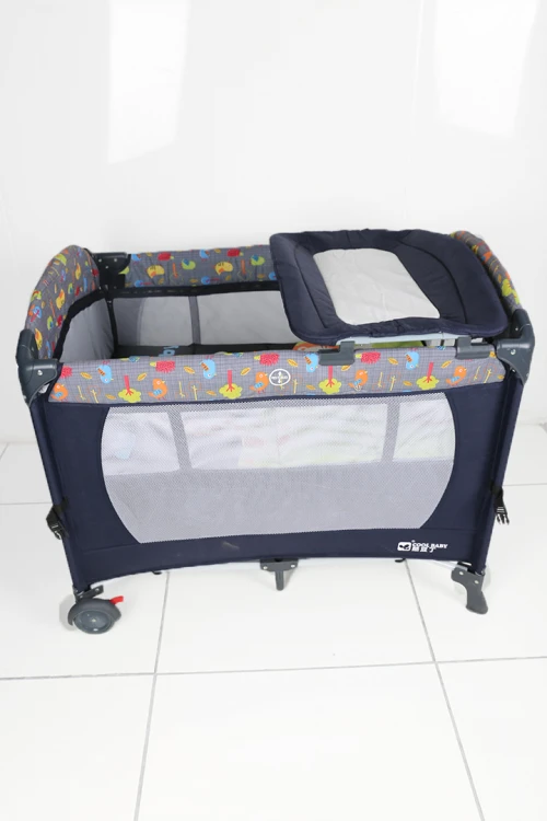 سرير مواليد كحلي مع قاعدة تغيير ملابس وعجلات متحركة