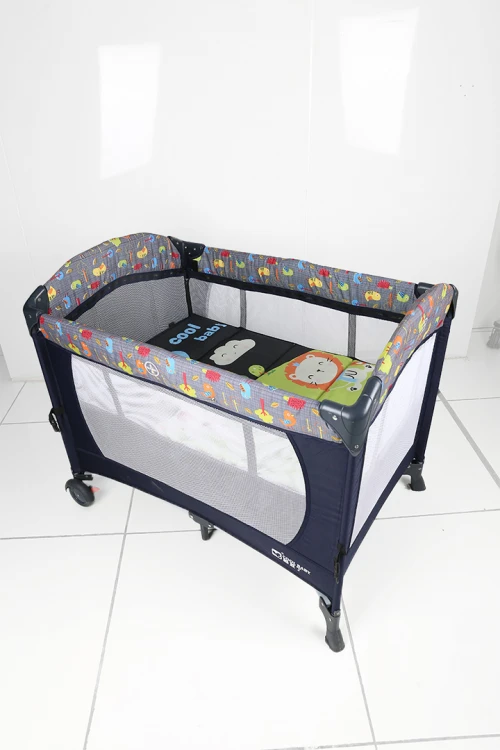 سرير مواليد كحلي مع قاعدة تغيير ملابس وعجلات متحركة