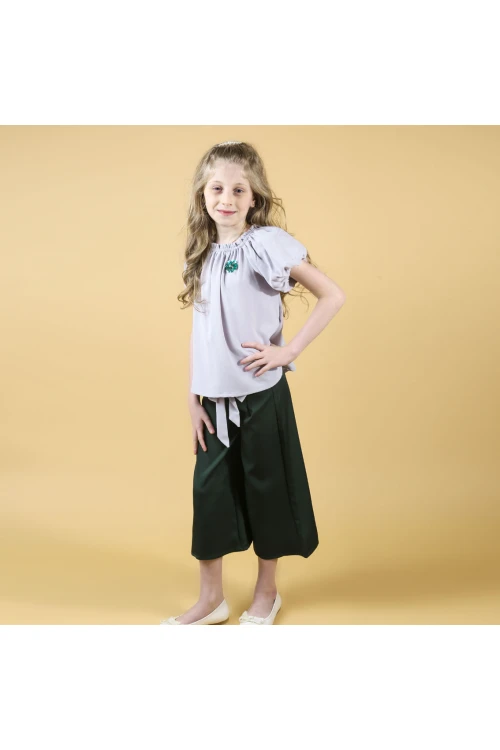 بنطلون برمودا مع بلوزة باكمام منفوخة