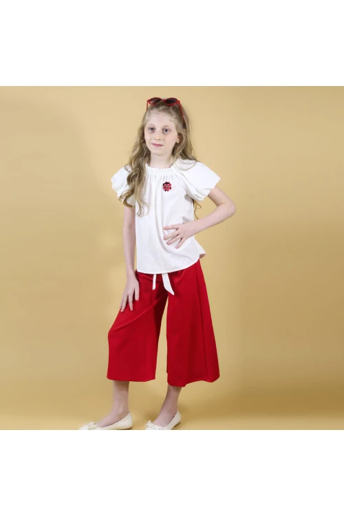 بنطلون برمودا مع بلوزة باكمام منفوخة