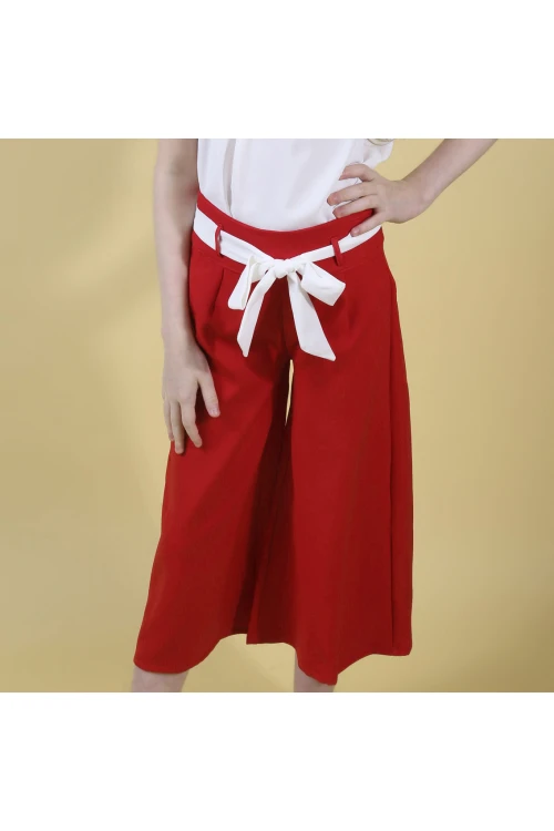 بنطلون برمودا مع بلوزة باكمام منفوخة