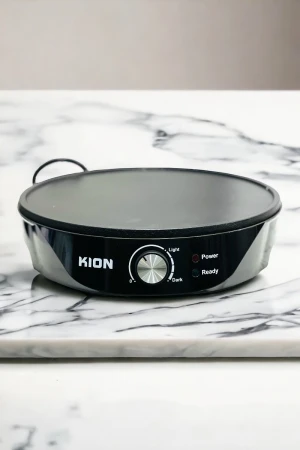 صانعة الكريب الكهربائية كيون 1000 واط مع ملحقات اضافية مفرشة خشبية و زعنفة خشبية