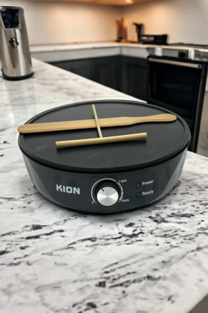 صانعة الكريب الكهربائية كيون 1000 واط مع ملحقات اضافية مفرشة خشبية و زعنفة خشبية