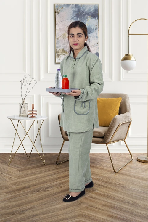 زي عاملة قطعتين أكمام طويلة بجيوب بفيونكة و ياقة و أزرار أمامية