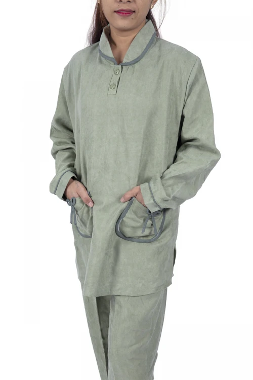 زي عاملة قطعتين أكمام طويلة بجيوب بفيونكة و ياقة و أزرار أمامية