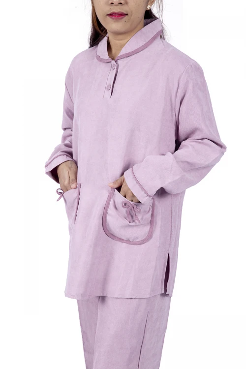 زي عاملة قطعتين أكمام طويلة بجيوب بفيونكة و ياقة و أزرار أمامية