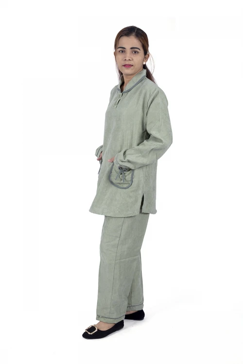 زي عاملة قطعتين أكمام طويلة بجيوب بفيونكة و ياقة و أزرار أمامية