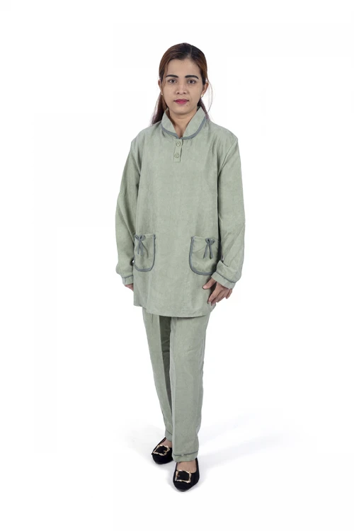 زي عاملة قطعتين أكمام طويلة بجيوب بفيونكة و ياقة و أزرار أمامية