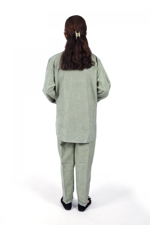 زي عاملة قطعتين أكمام طويلة بجيوب بفيونكة و ياقة و أزرار أمامية