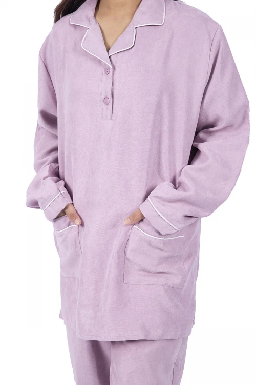 زي عاملة قطعتين بجيوب و ازرارأمامية وياقة باطراف باللون الأبيض