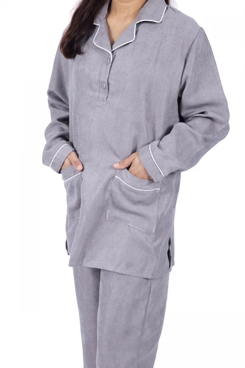 زي عاملة قطعتين بجيوب و ازرارأمامية وياقة باطراف باللون الأبيض