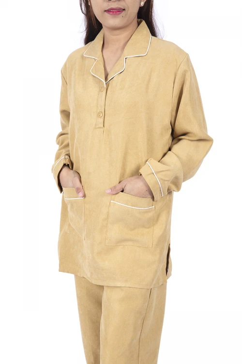 زي عاملة قطعتين بجيوب و ازرارأمامية وياقة باطراف باللون الأبيض