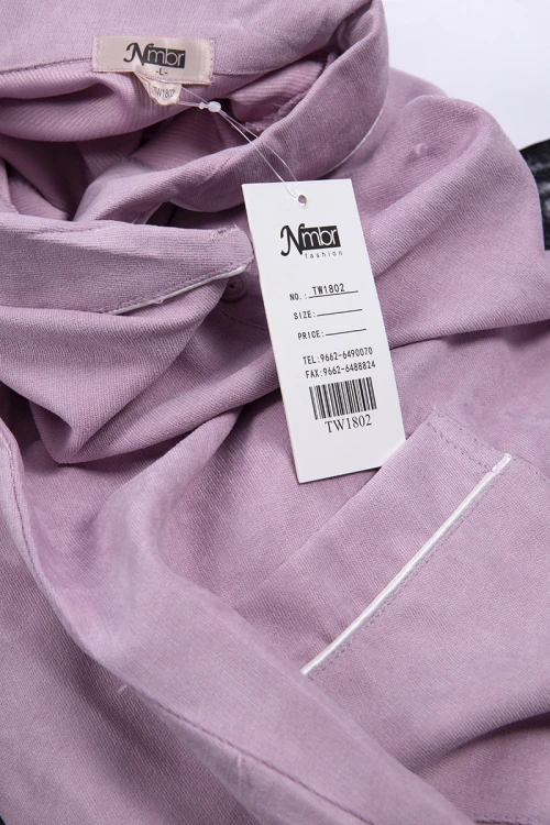 زي عاملة قطعتين بجيوب و ازرارأمامية وياقة باطراف باللون الأبيض