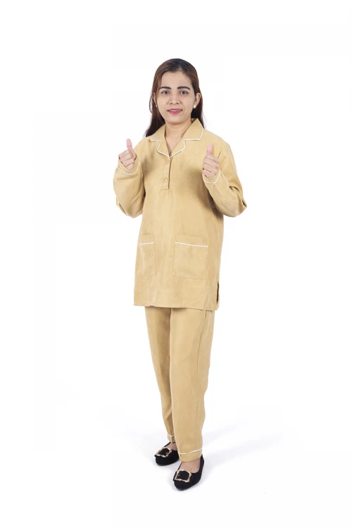 زي عاملة قطعتين بجيوب و ازرارأمامية وياقة باطراف باللون الأبيض