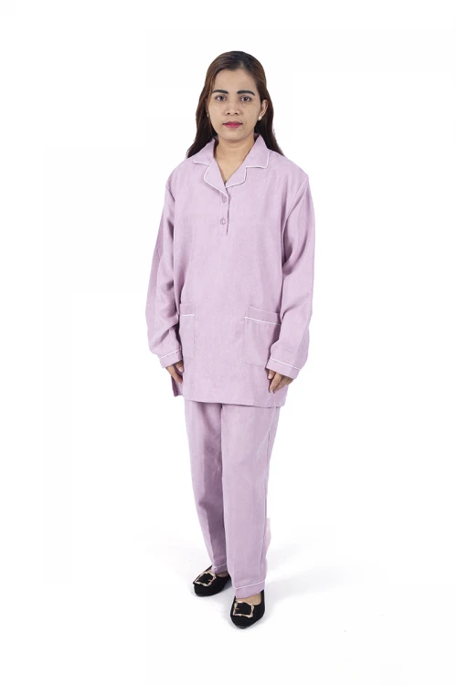 زي عاملة قطعتين بجيوب و ازرارأمامية وياقة باطراف باللون الأبيض