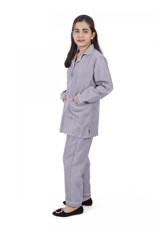 زي عاملة قطعتين بجيوب و ازرارأمامية وياقة باطراف باللون الأبيض