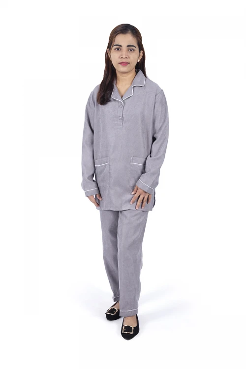 زي عاملة قطعتين بجيوب و ازرارأمامية وياقة باطراف باللون الأبيض