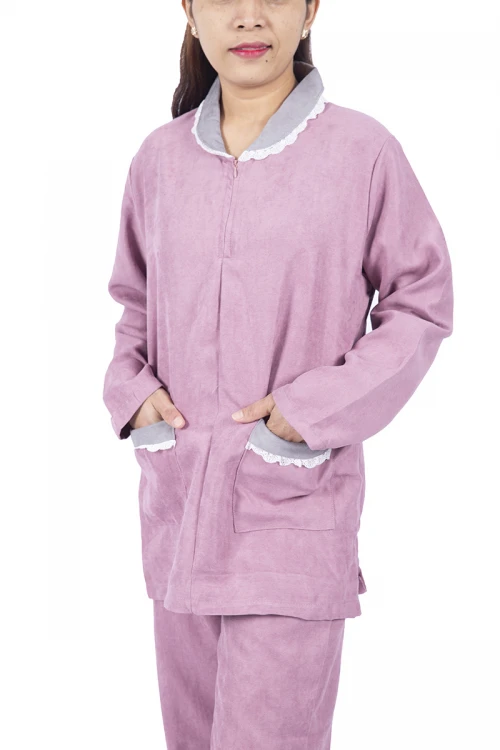 زي عاملة قطعتين بجيوب و ازرارأمامية وياقة بأطراف دانتيل