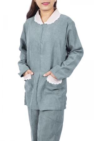 زي عاملة قطعتين بجيوب و ازرارأمامية وياقة بأطراف دانتيل