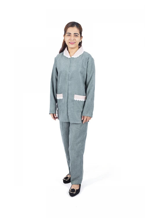 زي عاملة قطعتين بجيوب و ازرارأمامية وياقة بأطراف دانتيل