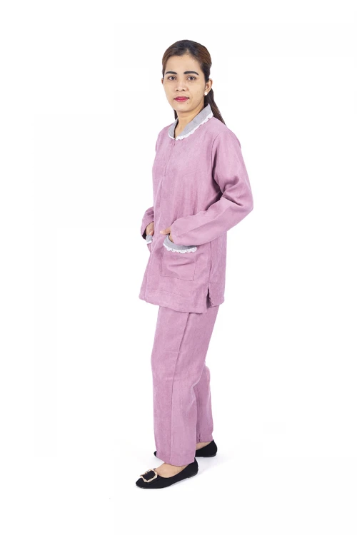 زي عاملة قطعتين بجيوب و ازرارأمامية وياقة بأطراف دانتيل