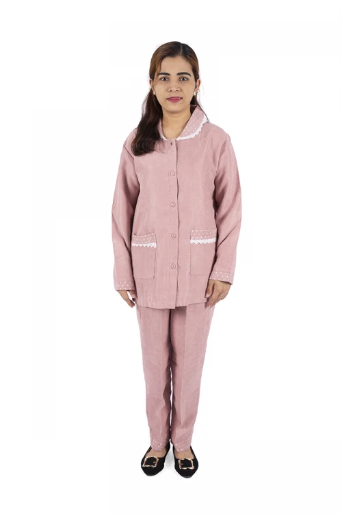 زي عاملة قطعتين بجيوب و ازرارأمامية وياقة بأطراف دانتيل و منقطه