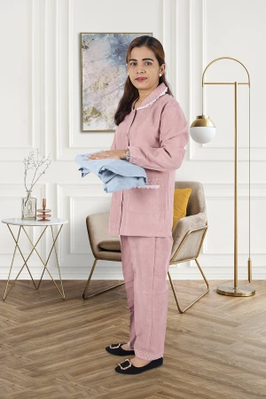 زي عاملة قطعتين بجيوب و ازرارأمامية وياقة بأطراف دانتيل و منقطه 