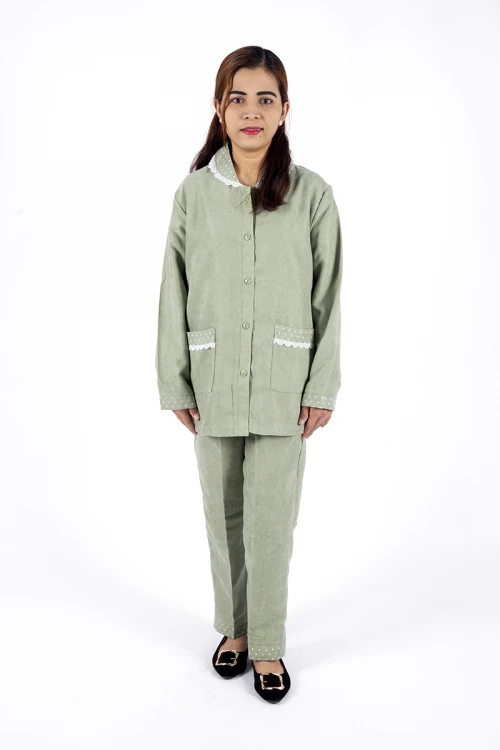 زي عاملة قطعتين بجيوب و ازرارأمامية وياقة بأطراف دانتيل و منقطه