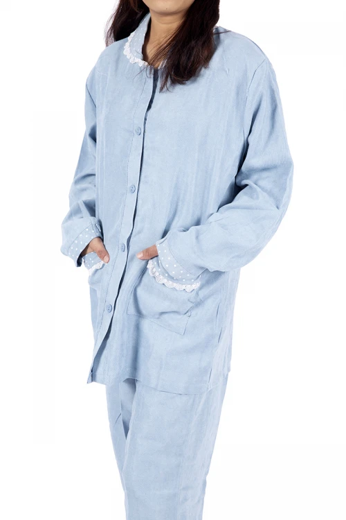 زي عاملة قطعتين بجيوب و ازرارأمامية وياقة بأطراف دانتيل و منقطه