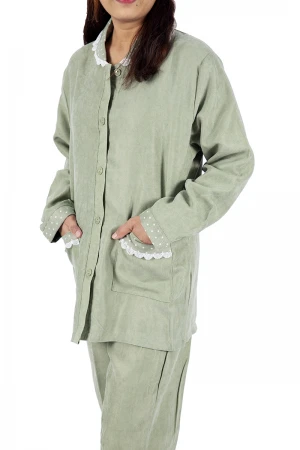 زي عاملة قطعتين بجيوب و ازرارأمامية وياقة بأطراف دانتيل و منقطه 