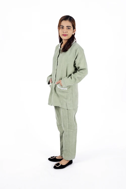 زي عاملة قطعتين بجيوب و ازرارأمامية وياقة بأطراف دانتيل و منقطه