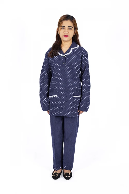 زي عاملة شتوي قطعتين قميص منقط بجيوب و ازرارأمامية وياقة بأطراف من الدانتيل