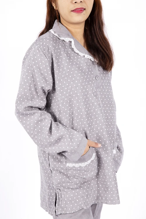 زي عاملة شتوي قطعتين قميص منقط بجيوب و ازرارأمامية وياقة بأطراف من الدانتيل