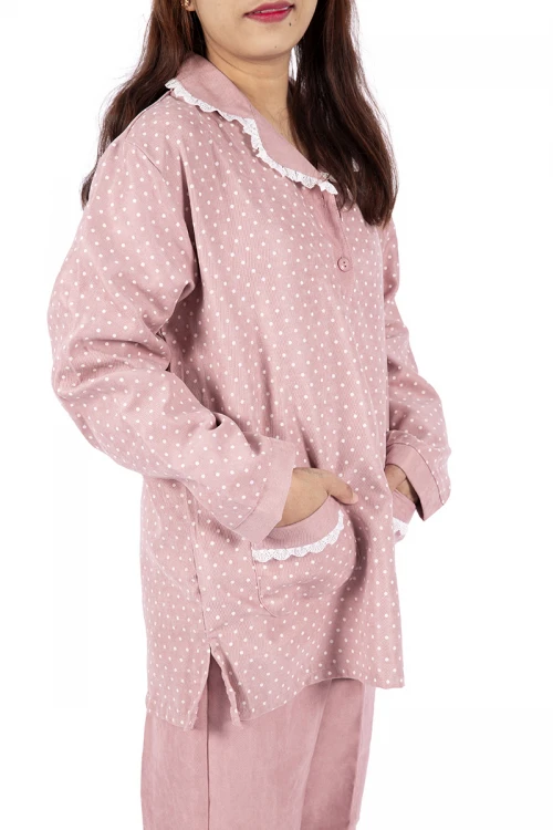 زي عاملة شتوي قطعتين قميص منقط بجيوب و ازرارأمامية وياقة بأطراف من الدانتيل