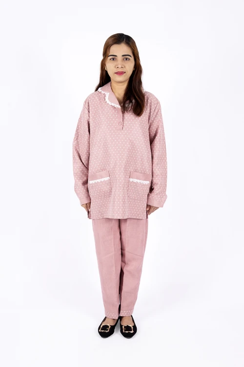 زي عاملة شتوي قطعتين قميص منقط بجيوب و ازرارأمامية وياقة بأطراف من الدانتيل