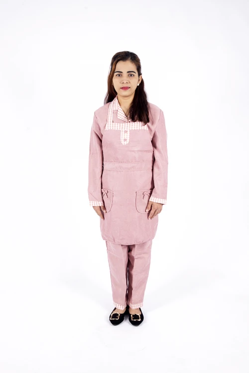 زي عاملة 3 قطع بجيوب و ازرارأمامية وياقة و أكمام بأطراف كاروهات