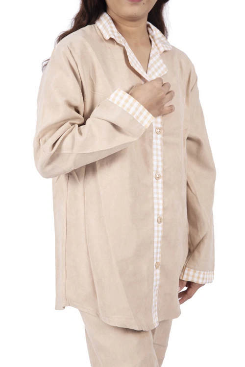 زي عاملة 3 قطع بجيوب و ازرارأمامية وياقة و أكمام بأطراف كاروهات