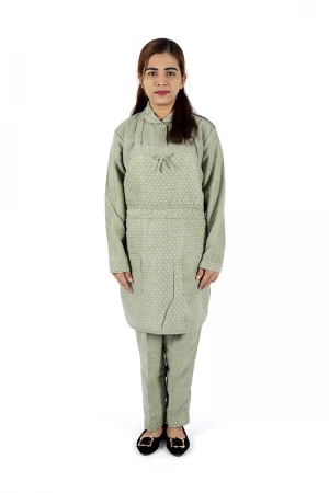 زي عاملة 3 قطع منقط بجيوب و ياقة بازرارأمامية 