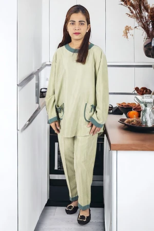 زي عاملة شتوي  قطعتين أكمام طويلة  بجيوب فيونكة و ياقة دائرية  