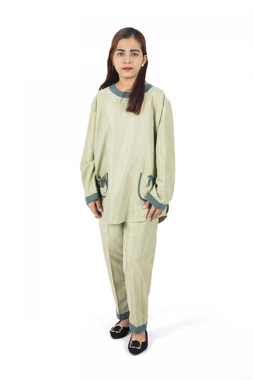 زي عاملة شتوي  قطعتين أكمام طويلة  بجيوب فيونكة و ياقة دائرية