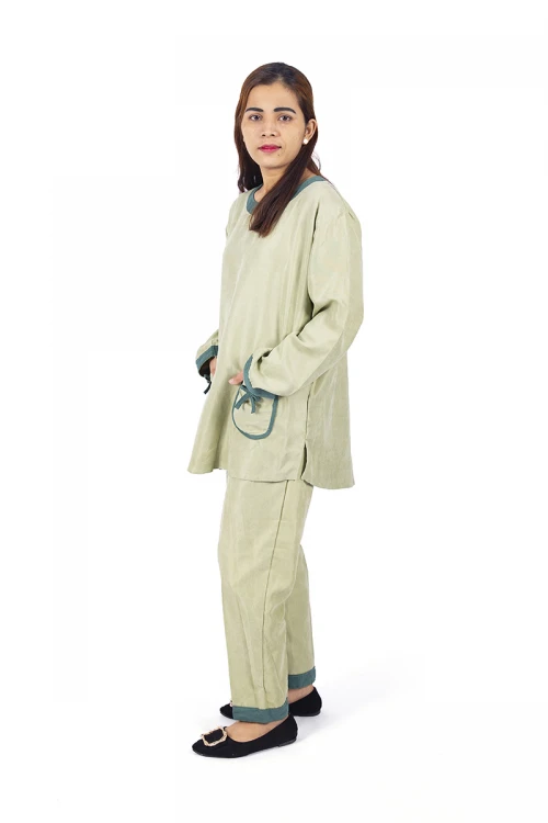 زي عاملة شتوي  قطعتين أكمام طويلة  بجيوب فيونكة و ياقة دائرية