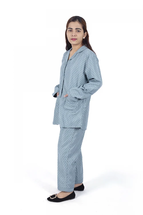 زي عاملة قطعتين منقط أكمام طويلة  بجيوب و ياقة بأزرار امامية