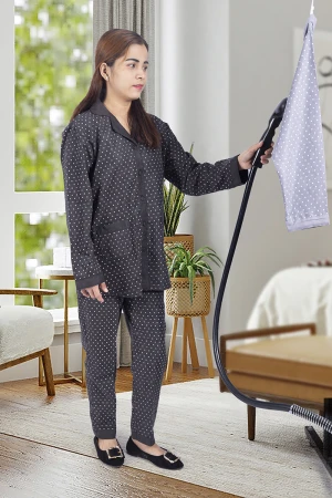 زي عاملة قطعتين منقط أكمام طويلة  بجيوب و ياقة بأزرار امامية