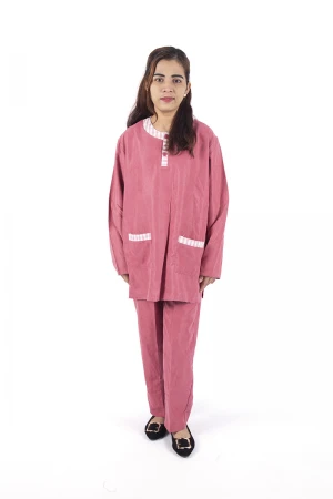 زي عاملة  قطعتين بجيوب و ياقة كاروهات شكل سبعة 