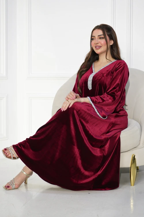 جلابية نسائي انيقة قماش مخمل ناعم لون عودي بأطراف كريستالية باللون الفضي