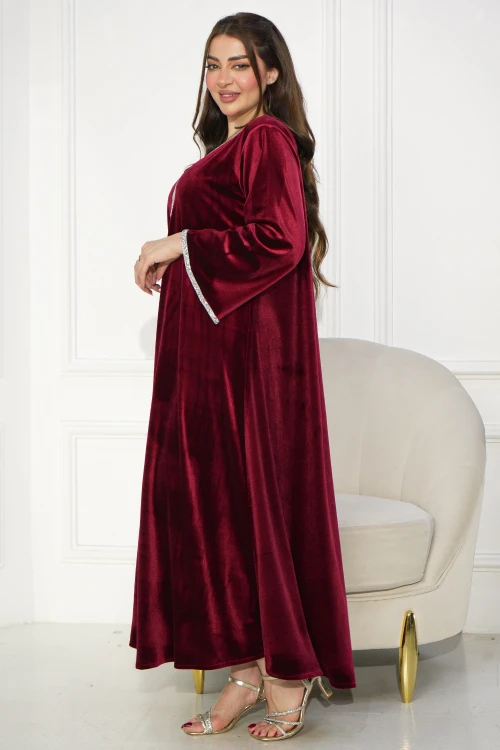 جلابية نسائي انيقة قماش مخمل ناعم لون عودي بأطراف كريستالية باللون الفضي